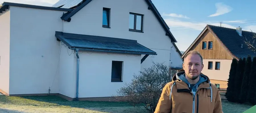 Zákazník Cubee u svého domu s fotovoltaikou